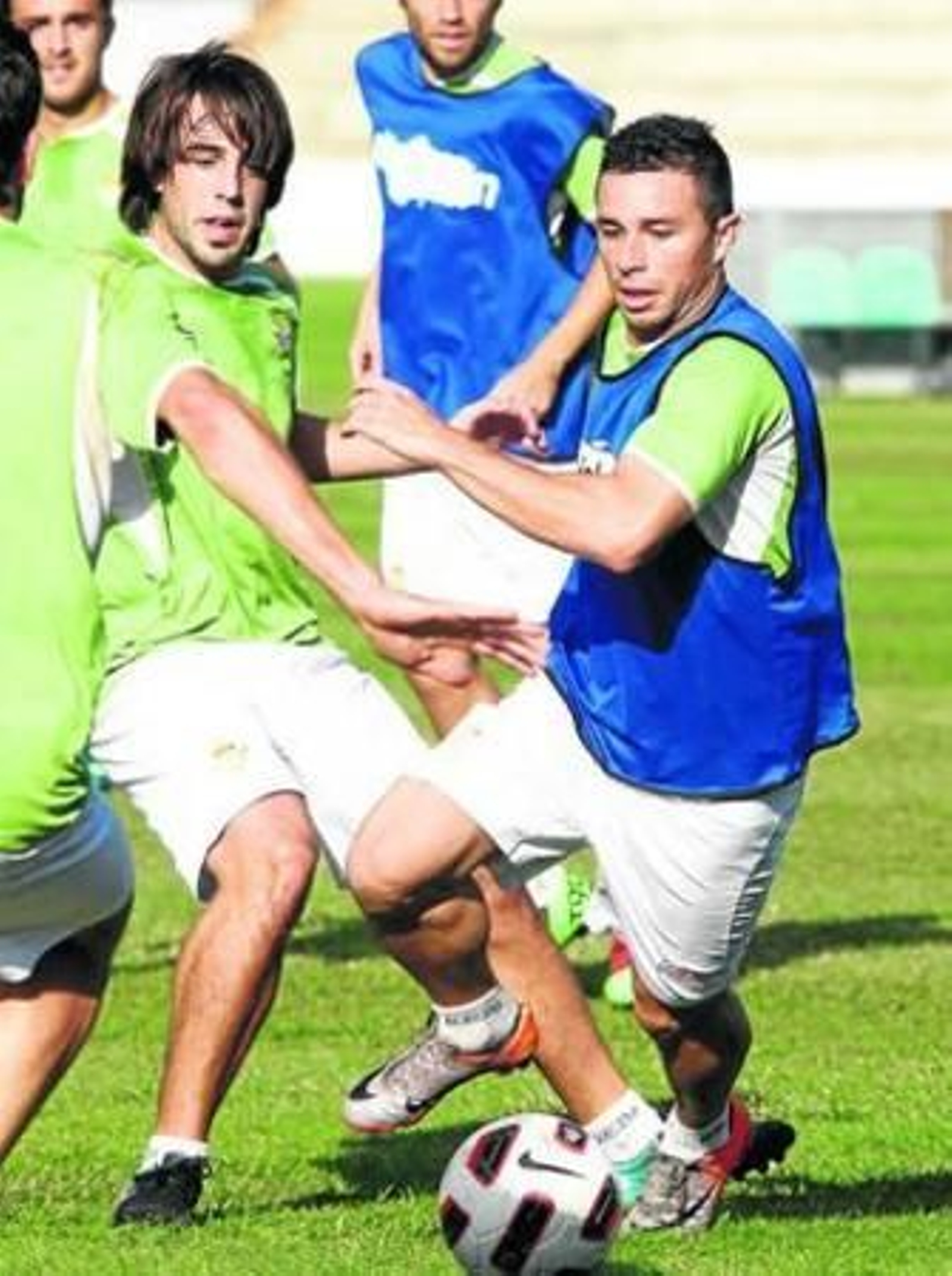 Beñat disputa un balón con Rubén Castro durante el partidillo de entrenamiento.