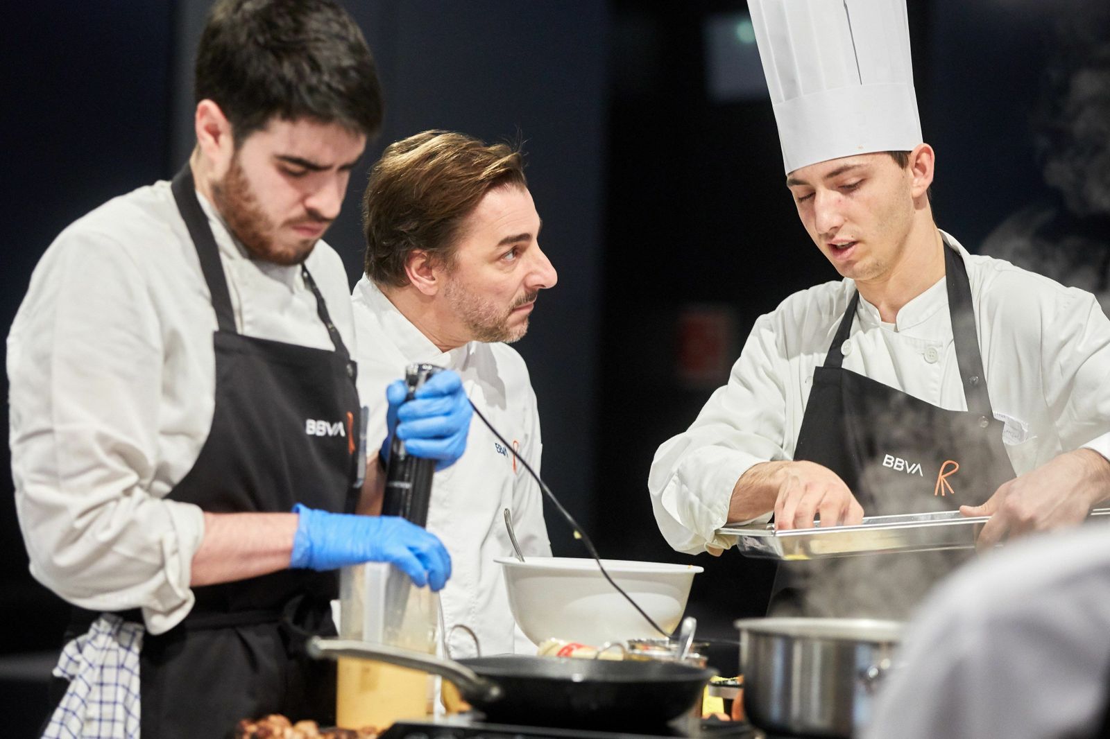 Jordi Roca supervisando el trabajo de los aspirantes durante la prueba.
