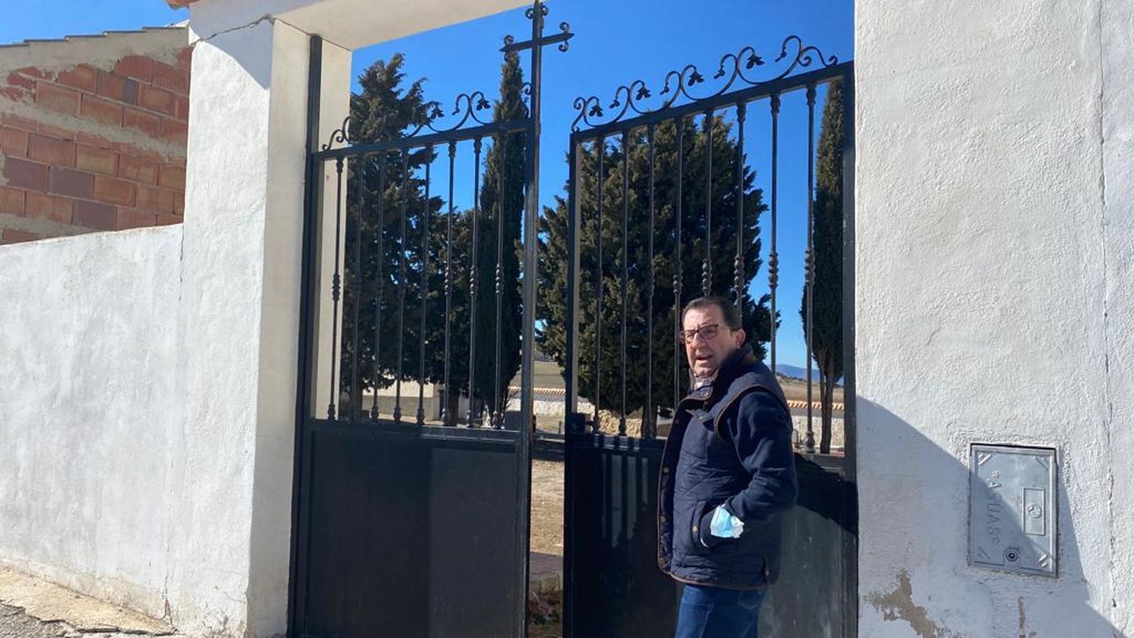 El presidente de la Hermandad de Ánimas revisa la puerta del cementerio en los días previos a su reparación