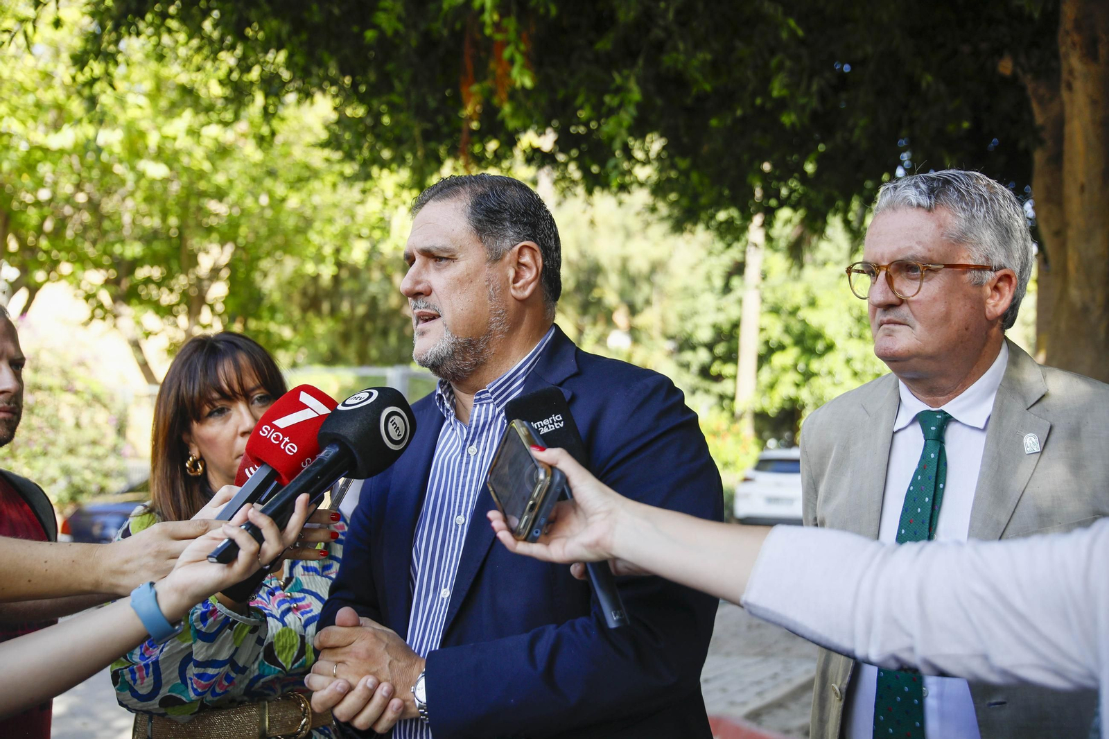 Las imágenes de la campaña de vacunación antigripal a los niños en el CEIP Adela Díaz de Almería