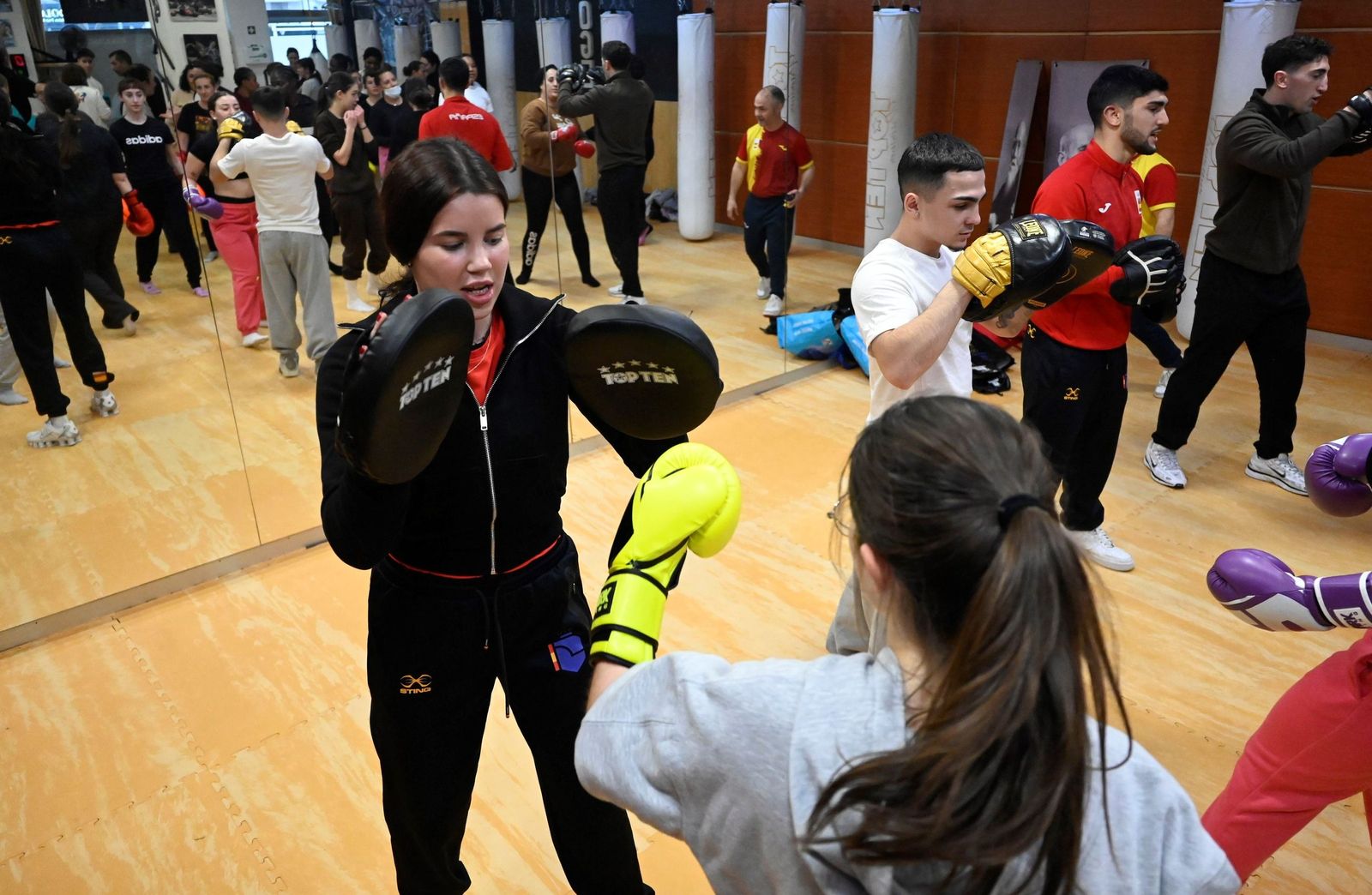 La masterclass de boxeo de Rafa Lozano Jr a medio centenar de mujeres de Córdoba, en imágenes
