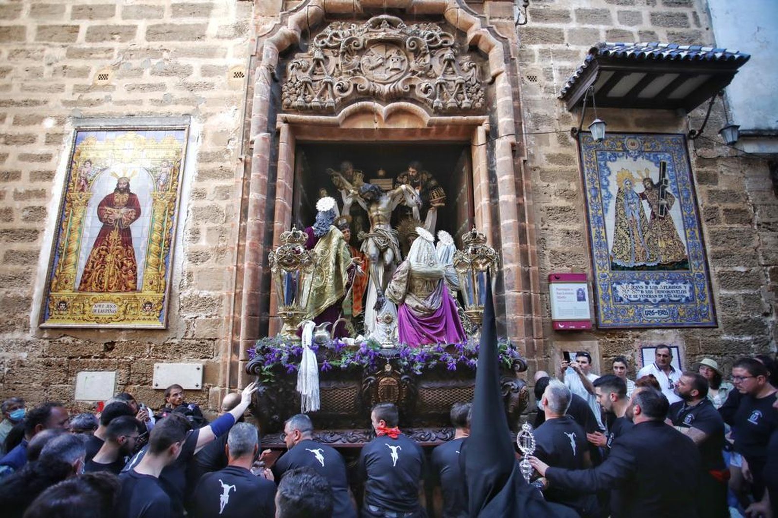 Las imágenes de la cofradía del Descendimiento en la Semana Santa de Cádiz 2022