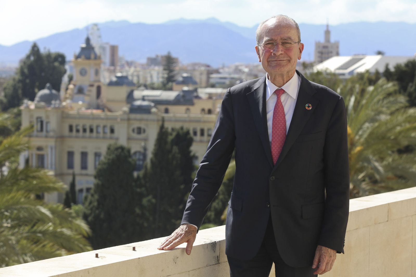 De la Torre posa en La Coracha, con la Casona del Parque al fondo.