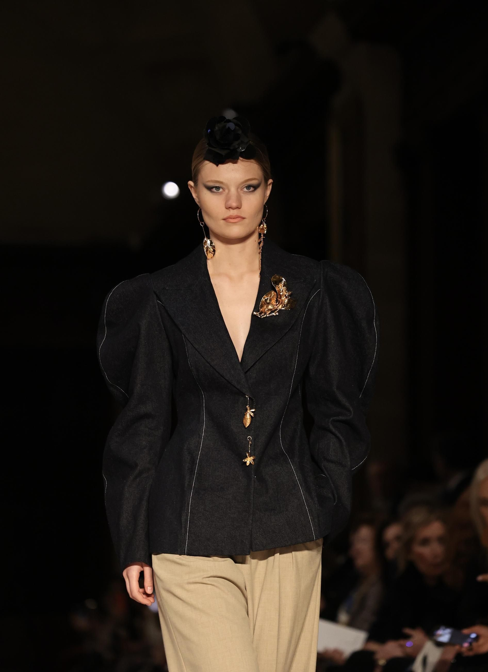 Desfile de Juana Martín en el Archivo de Indias de Sevilla