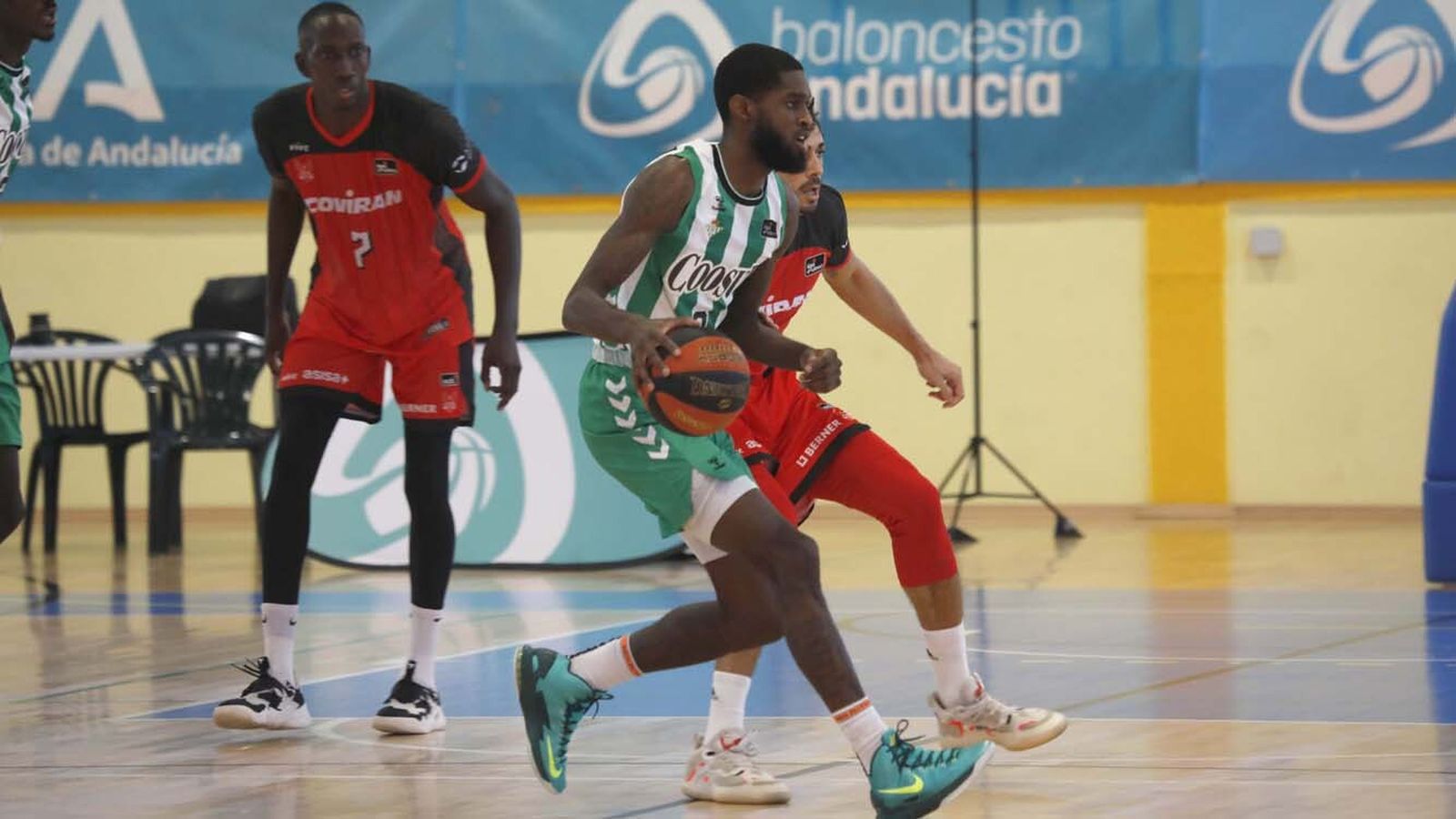 Las fotos de Real Betis - Fundación Granada en la Línea