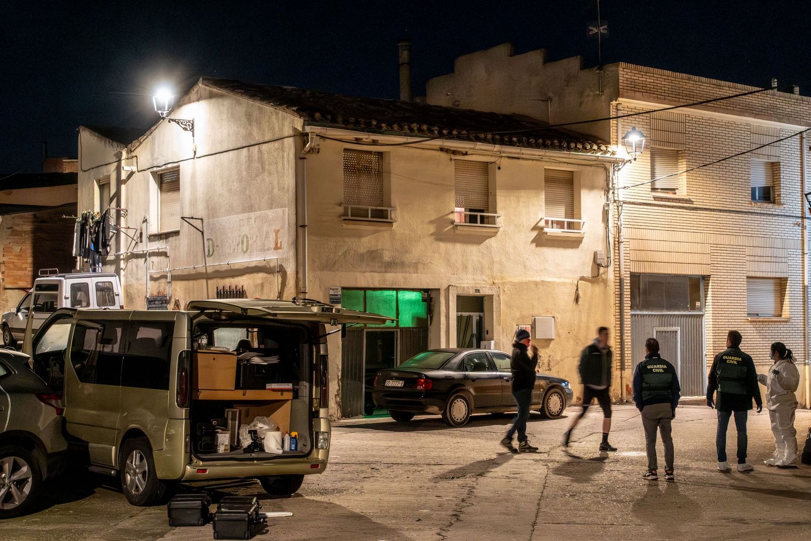 Integrantes de la Guardia Civil y Criminalística observan el lugar donde un joven ha matado presuntamente a su padre en Fuenmayor (La Rioja).