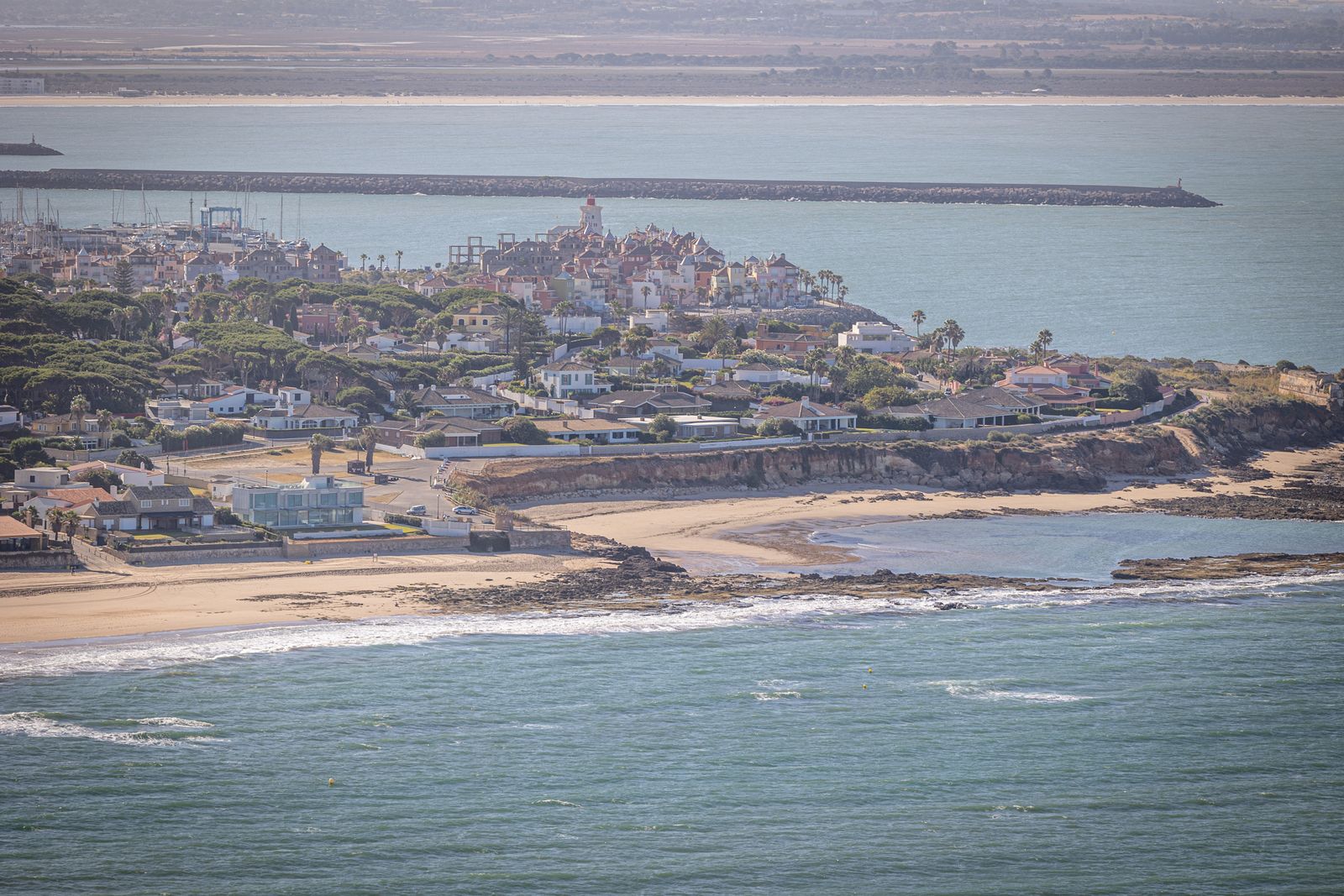 Imágenes del vuelo de despedida de los 'Sea King'  de la Quinta Escuadrilla de la FLOAN de la Armada por la Bahía de Cádiz