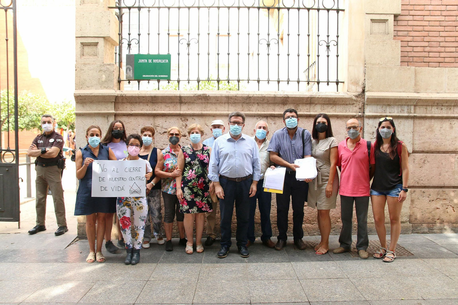 El alcalde y los familiares de los usuarios del Centro de Día en las puertas de la Delegación del Gobierno de la Junta.