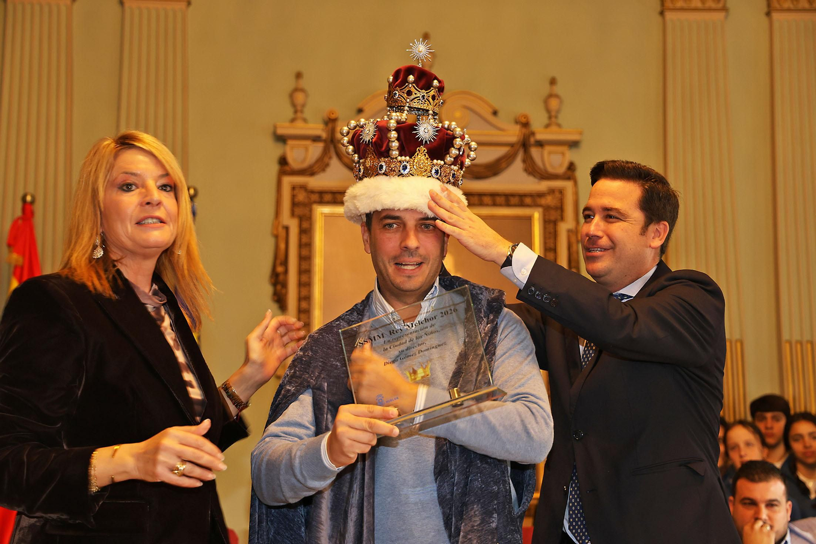 Sus Majestades Los Reyes Magos son coronados en el Ayuntamiento de Huelva