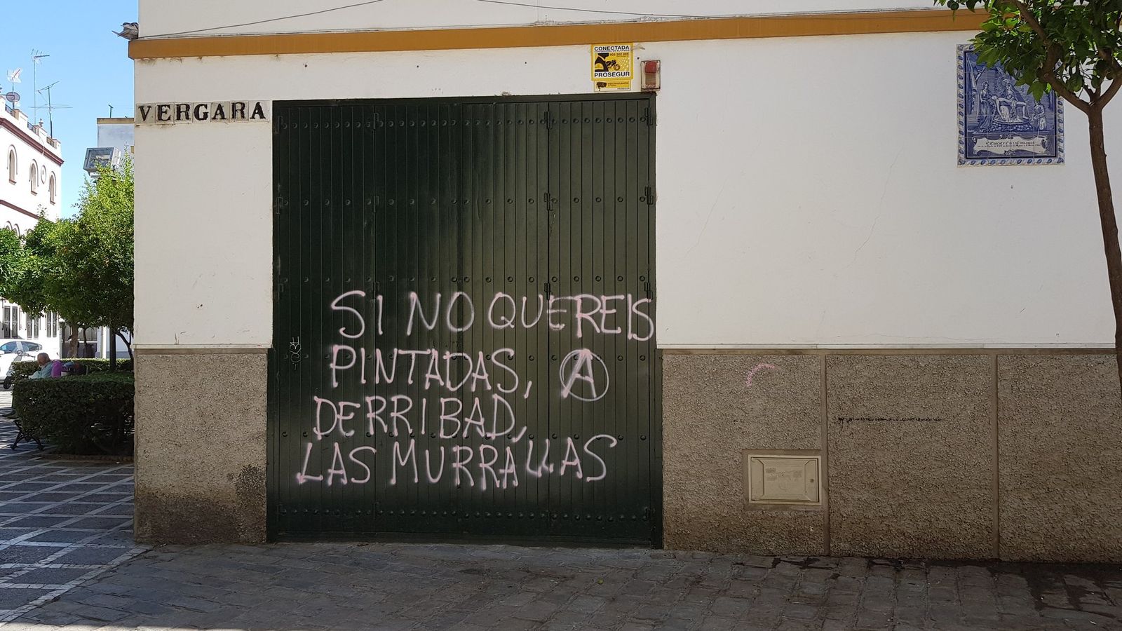 Pintada anarquista en la casa de hermandad de los Servitas.