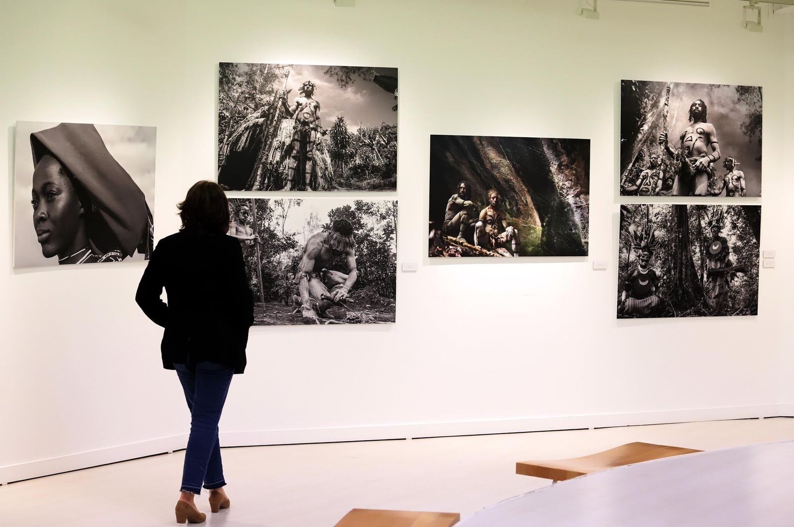 Imágenes de la exposición de Latitudes "Confines, más allá de la globalización" de Eduardo Lostal