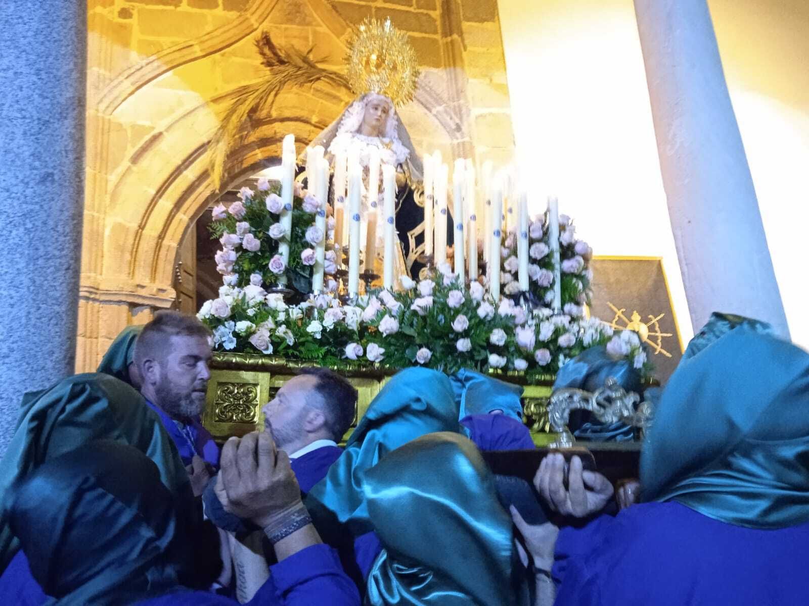 Jueves Santo en Fuente Obejuna: La procesión de Jesús Nazareno y la Virgen de la Esperanza, en imágenes
