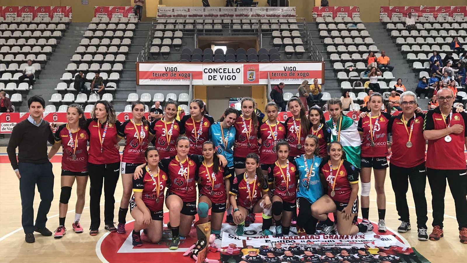 El conjunto granate posa con las medallas y el trofeo que les acredita como subcampeonas de España.