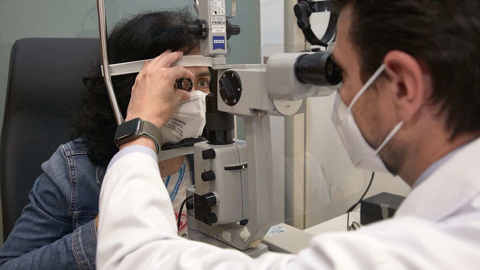 El doctor Adrián Ortega en consulta.