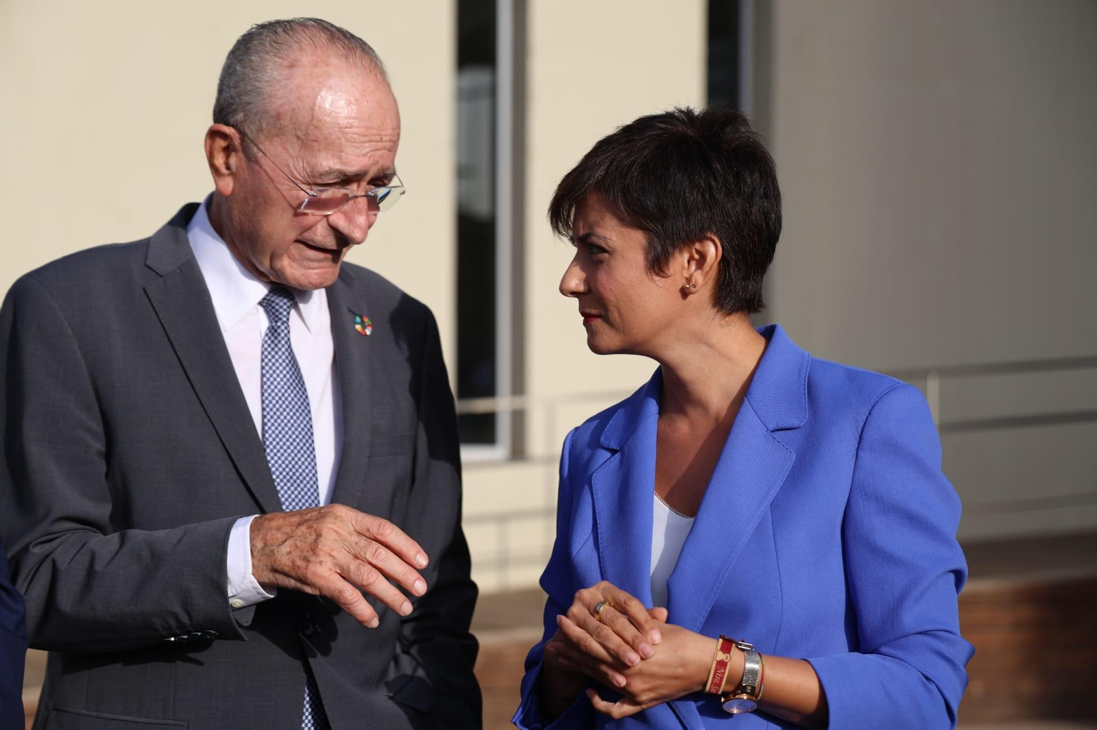 El alclade de Málaga, Francisco de la Torre, dialoga con la ministra de Vivienda, Isabel Rodríguez.