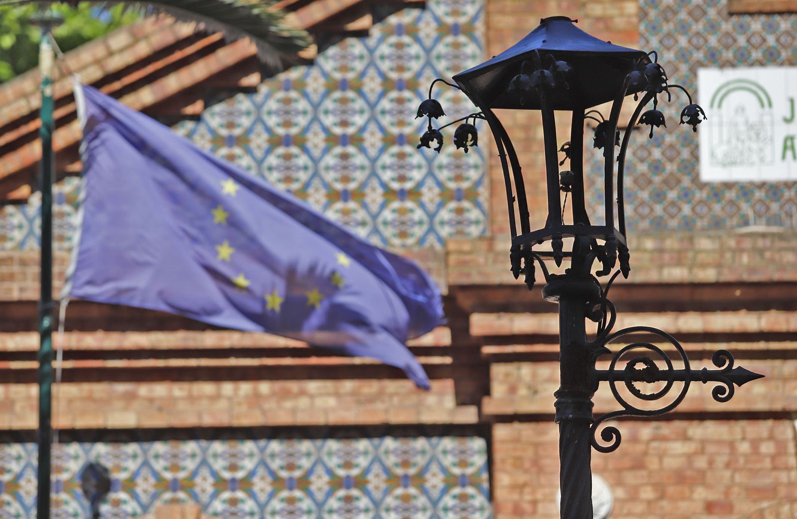 Farolas de las Antiguas oficinas de la línea Huelva-Zafra, hoy delegación de Turismo de la Junta