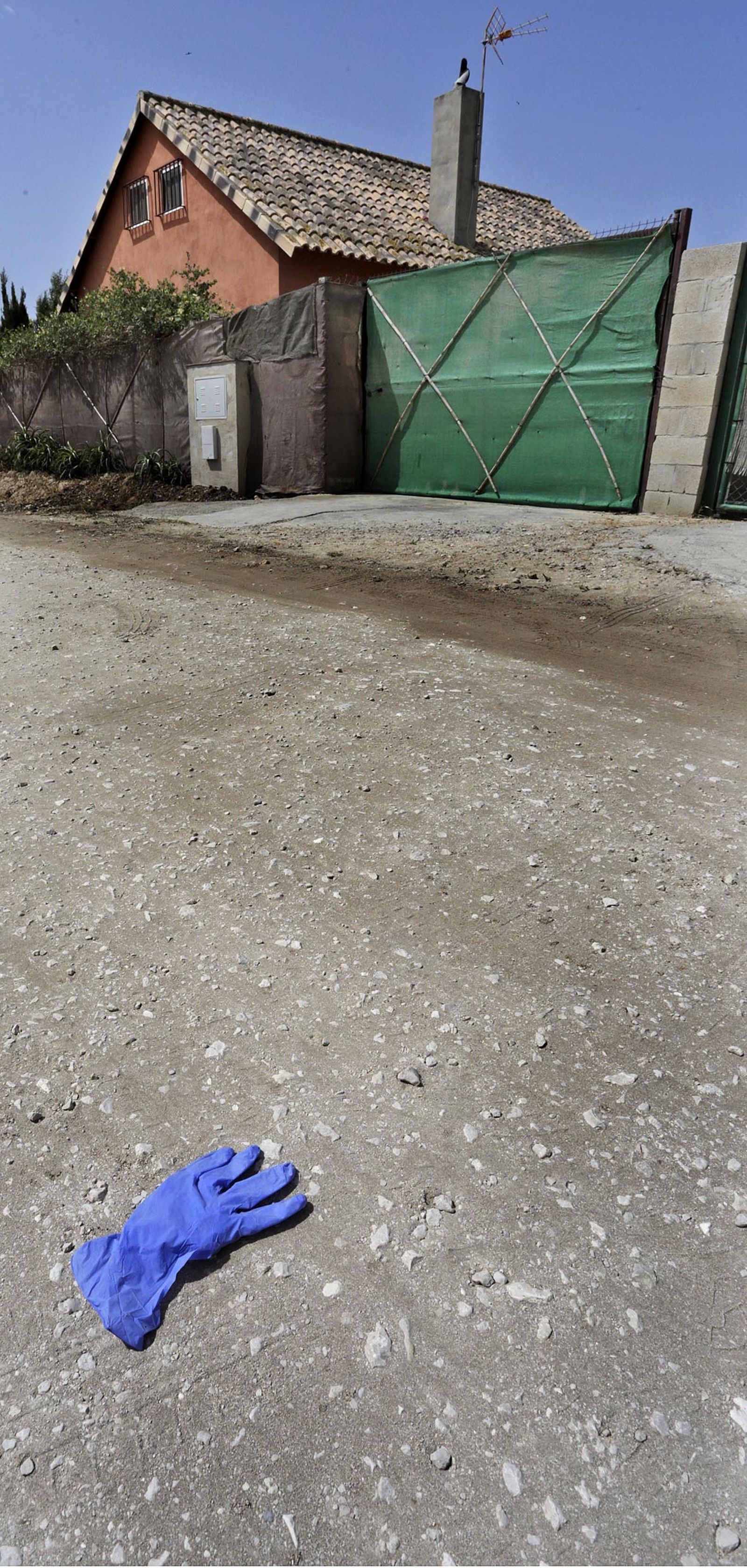 Entrada a la parcela en la que se encuentra la casa siniestrada.