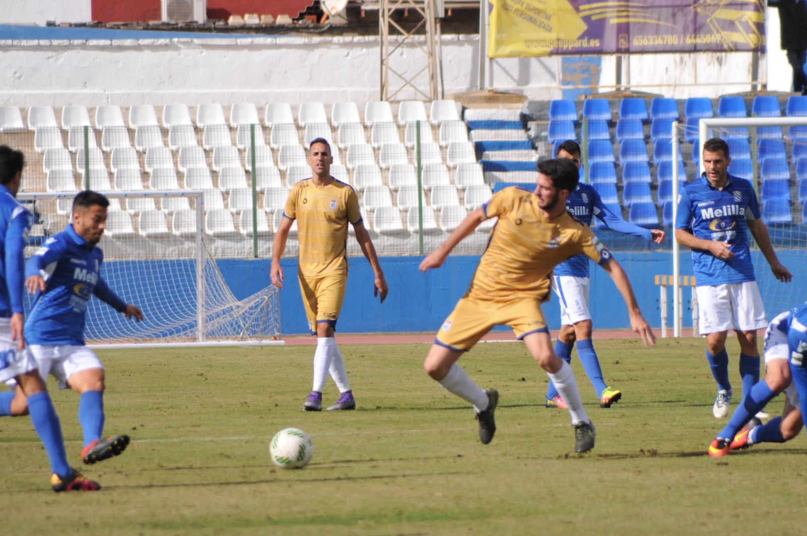Adri Díaz -al fondo-, quien debutó ayer en competición oficial con el Decano, se muestra agradecido por la "confianza de Pavón".