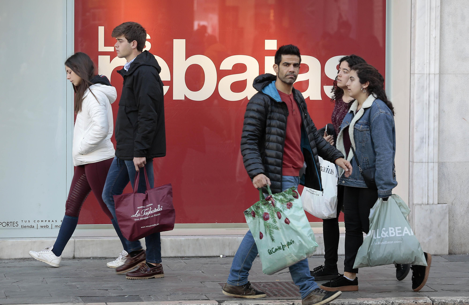 Las imágenes del primer día de rebajas de invierno en Sevilla