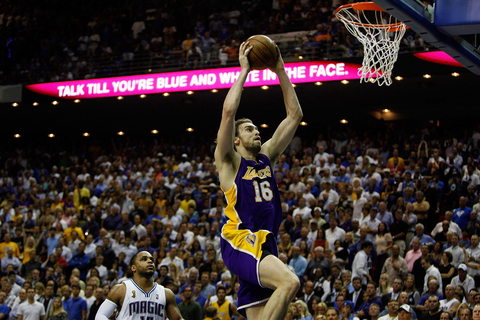 Gasol hace un mate con la camiseta de los Lakers.