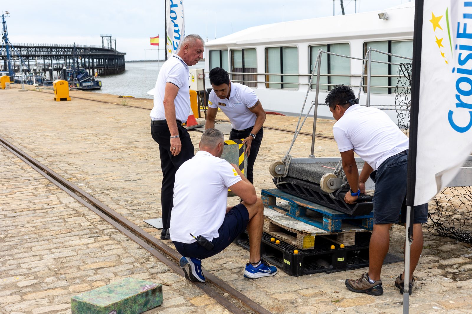 Las impresionantes imágenes del buque La Belle de Cadix en el Puerto de Huelva