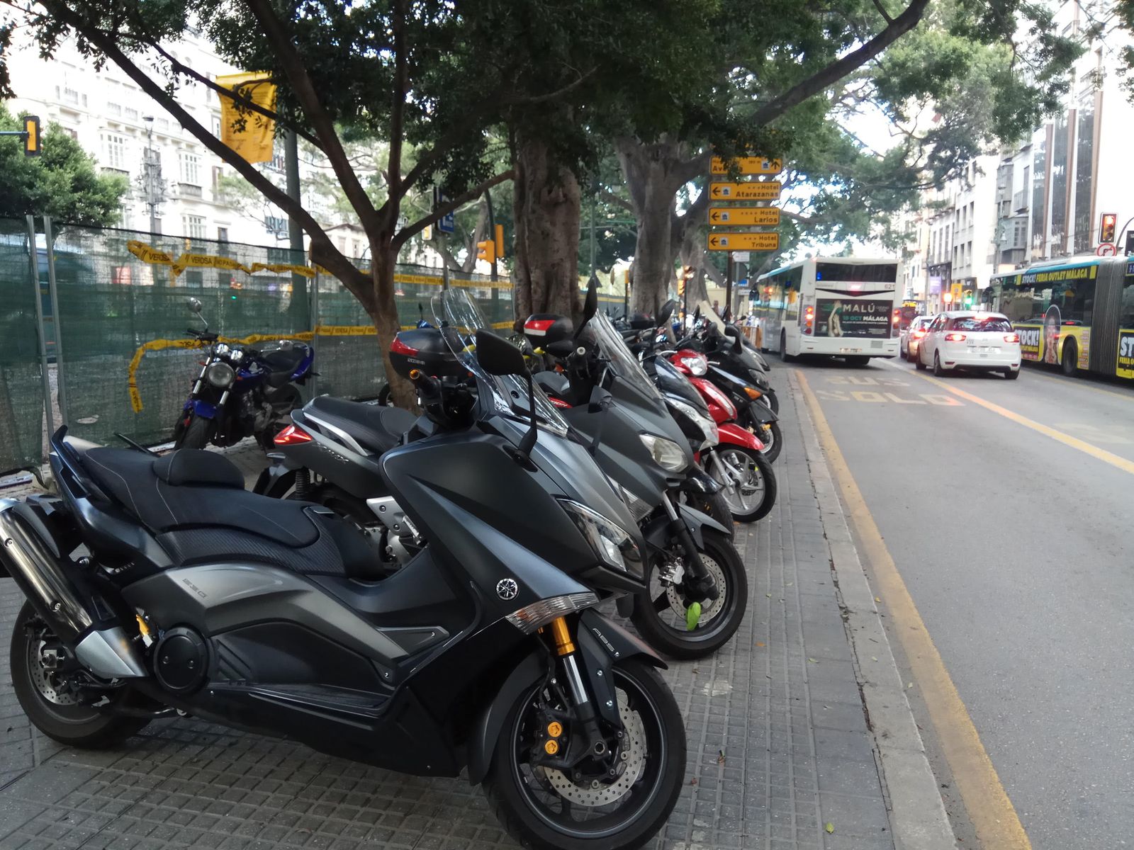 Motos aparcadas ayer sobre parte de la acera de la Alameda.