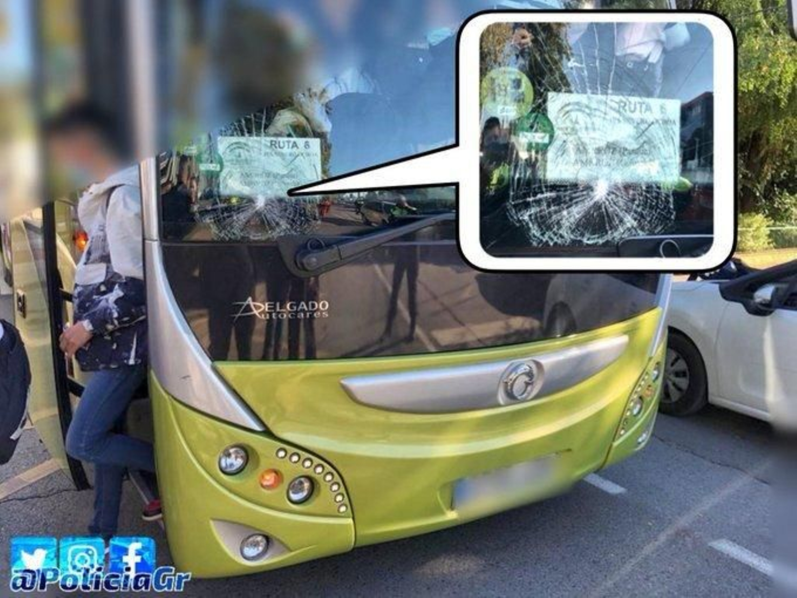 Un menor resulta herido grave en Granada al pasar un semáforo en rojo y ser atropellado por un bus escolar
