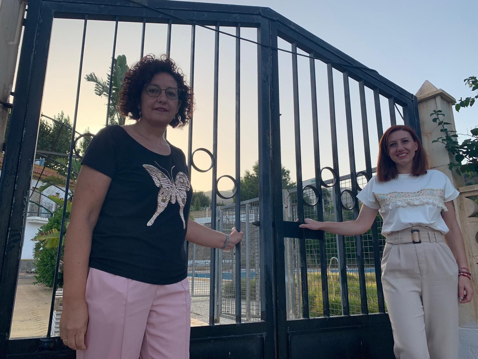 María Angeles Guzmán y Angela Urrutia a las puertas de la piscina municipal de Canjáyar