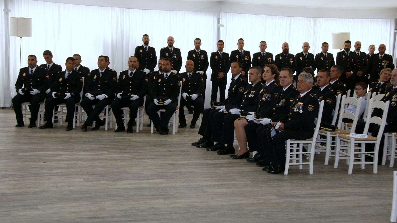 Imagen de los agentes de la Policía Nacional que han acudido al acto de los Ángeles Custodios. A la izquierda, el grupo que ha sido condecorado.