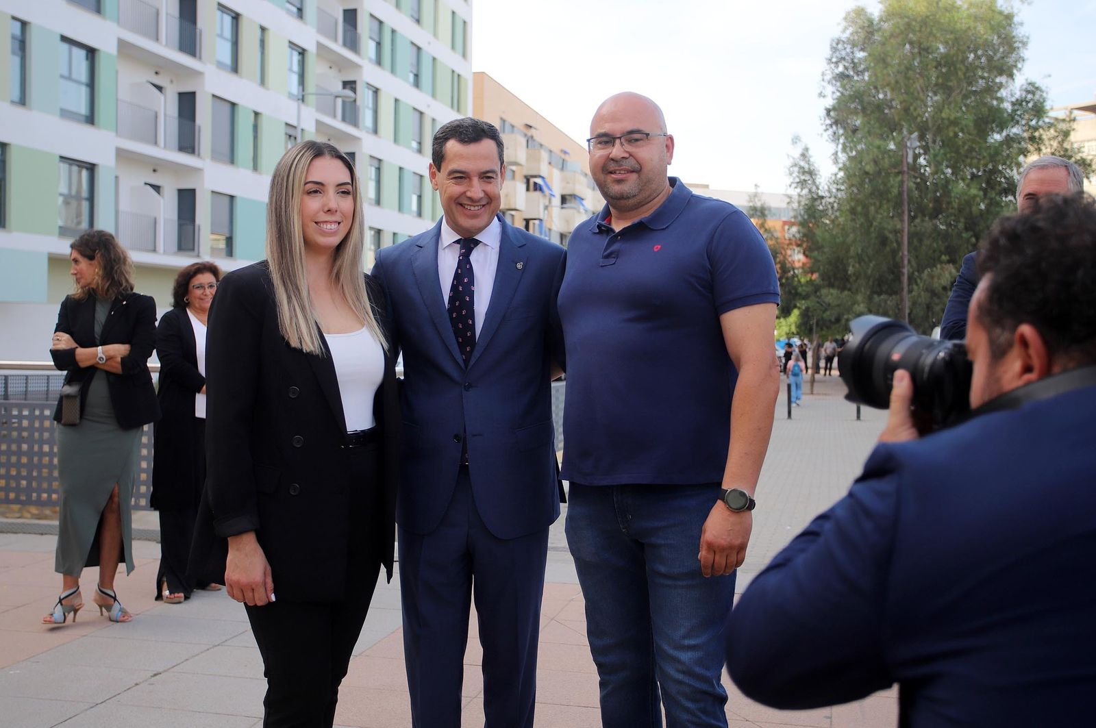 Imágenes de la visita de Juanma Moreno a la promoción de viviendas "Pescadería" en Huelva