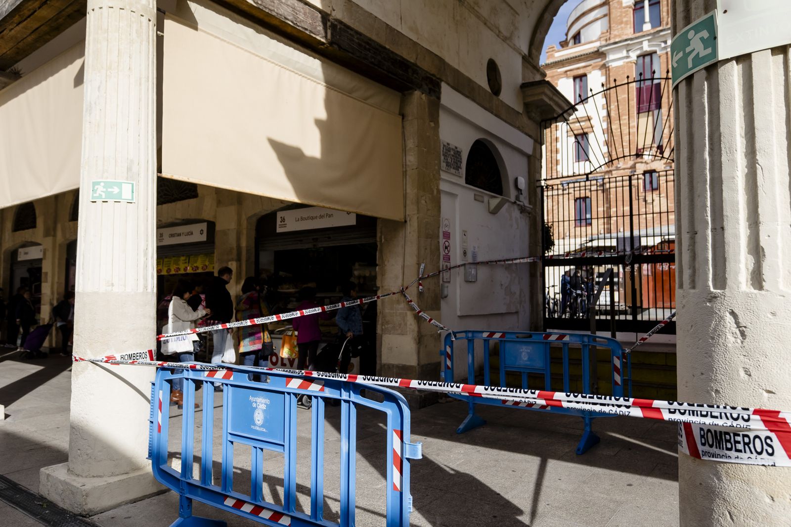 La puerta principal del Mercado Central precintada por un desprendimiento.