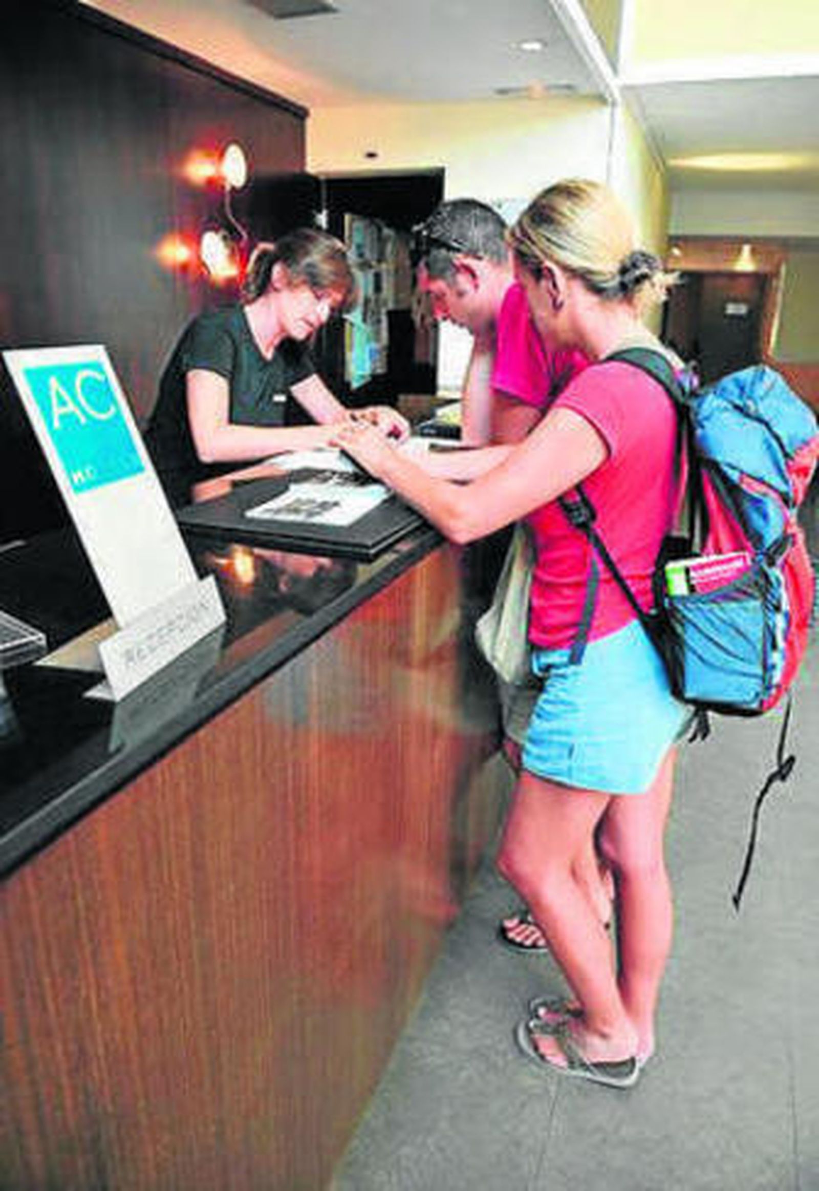 Turistas en un hotel.