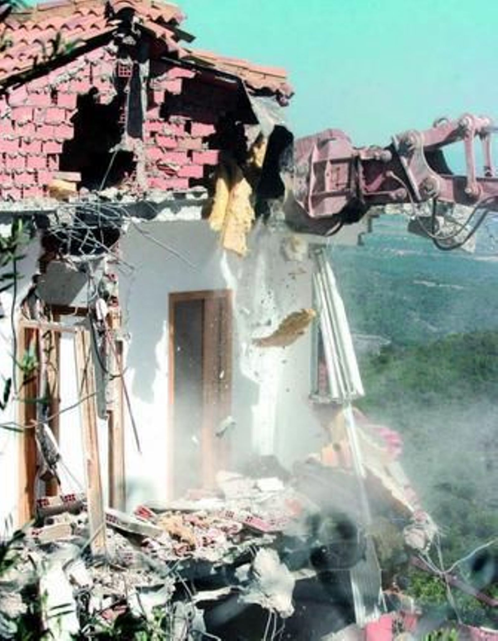 Proceso de derribo de la casa del Cerro San Cristóbal, ayer.