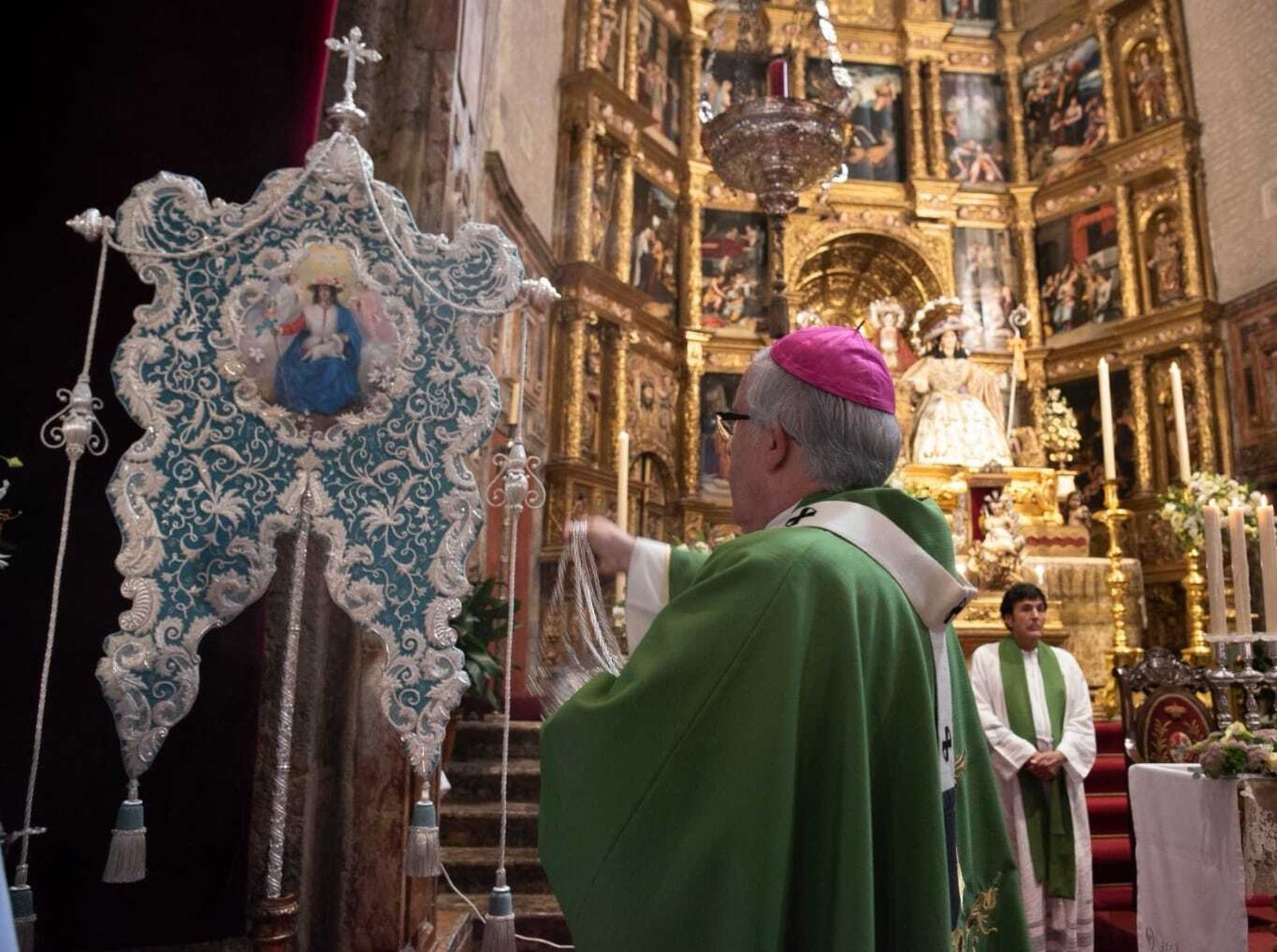 El arzobispo de Sevilla bendice el nuevo Simpecado de la Pastora de Triana