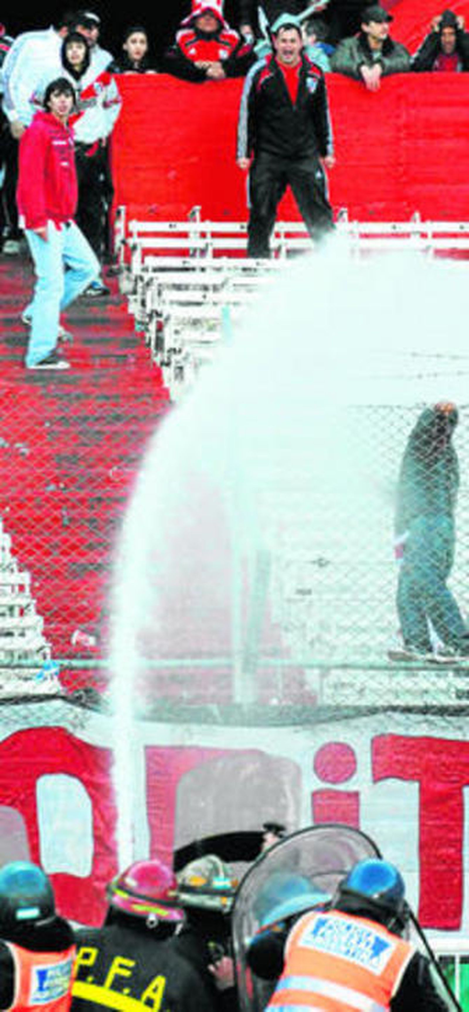 La Policía tuvo que lanzar chorros de agua contra los hinchas.