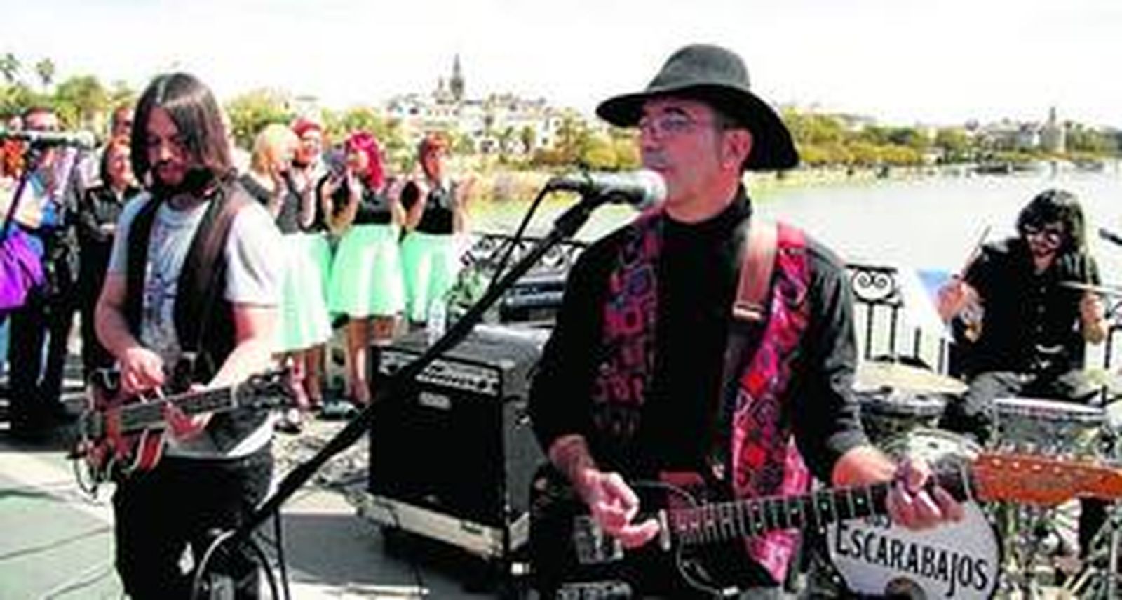 Los Escarabajos y, detrás, The Majorettes, actuando ayer en el puente de Triana.