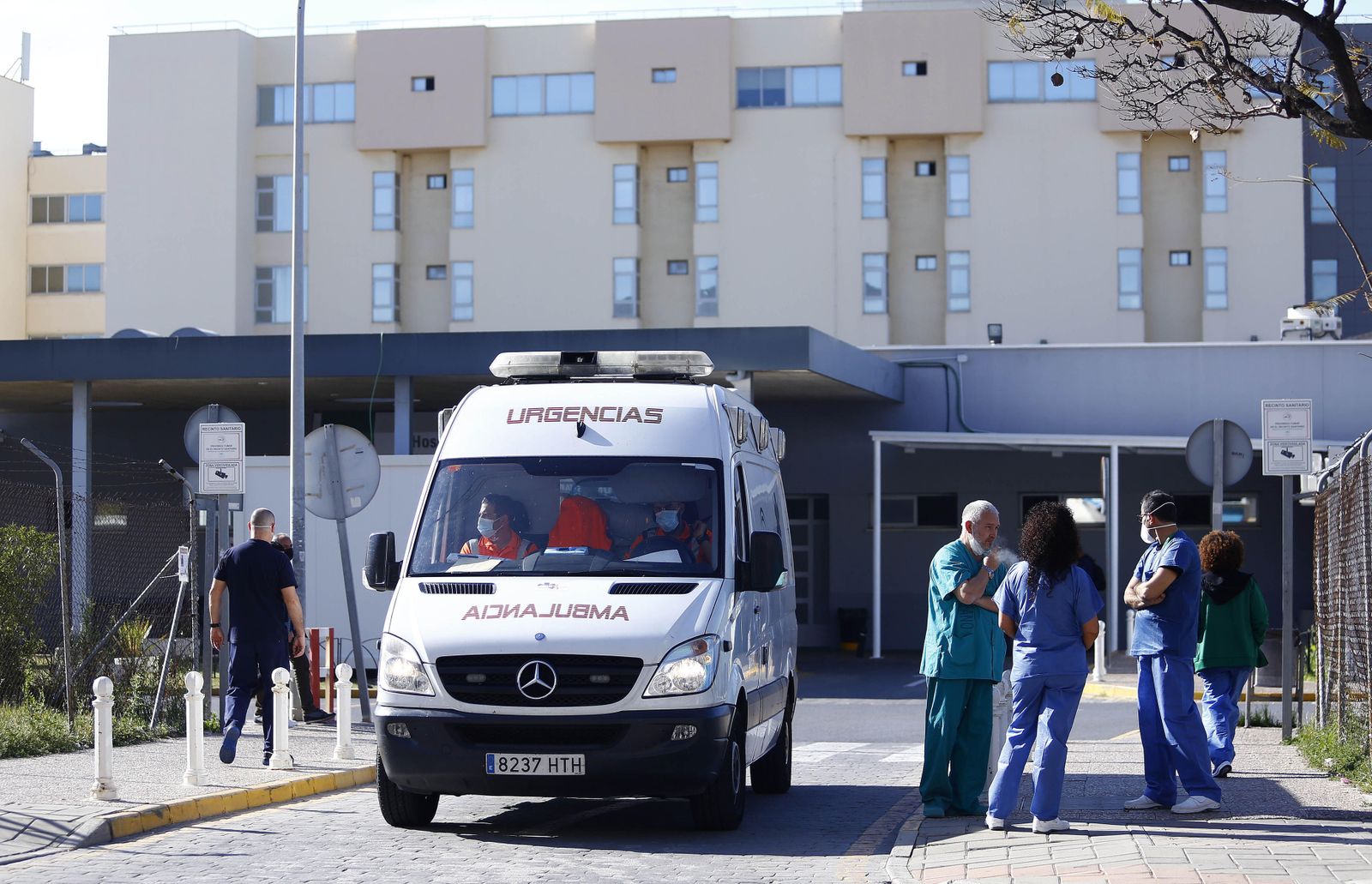 Una ambulancia en el Hospital Clínico de Málaga.