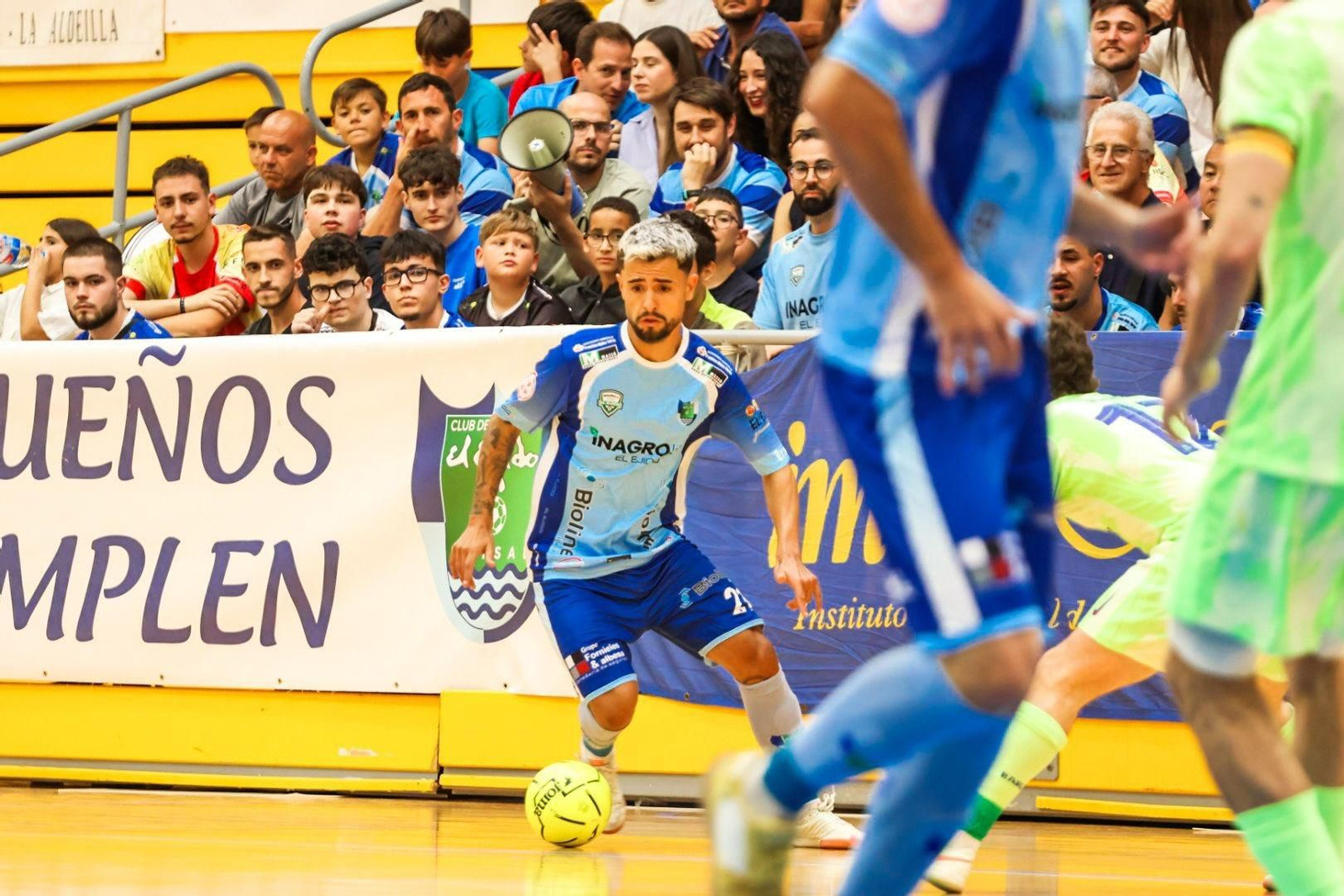 Beto trata de sortear la presión rival durante el encuentro de la pasada jornada frente al Barça Atlètic. Beto trata de sortear la presión rival durante el encuentro de la pasada jornada frente al Barça Atlètic.