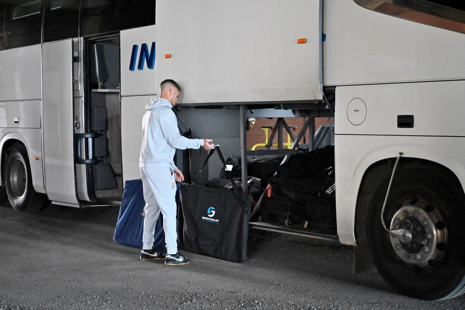 Imágenes de la salida del autobús del Recre hacia Jaén