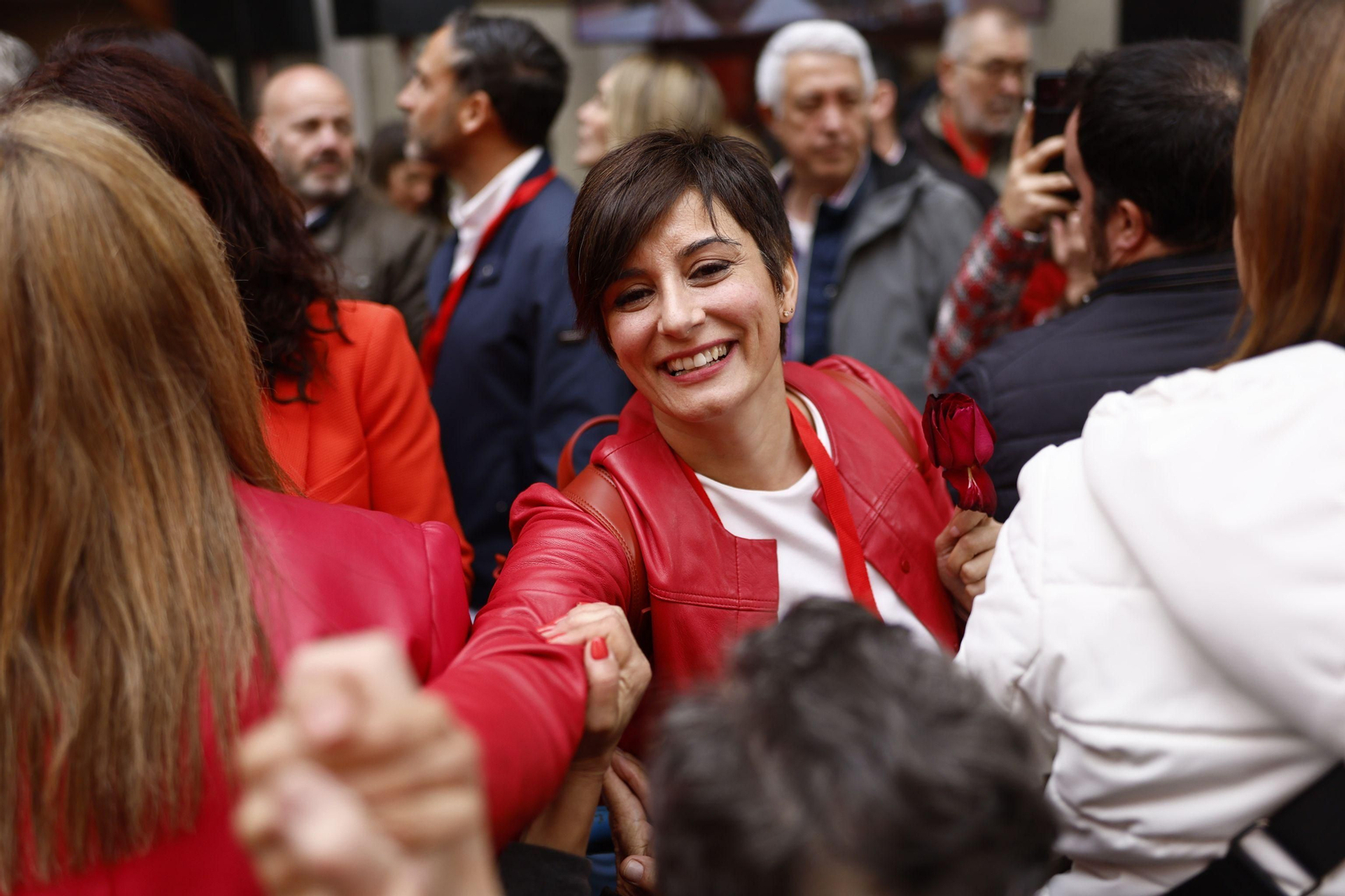 Concentración en Ferraz en apoyo a Sánchez