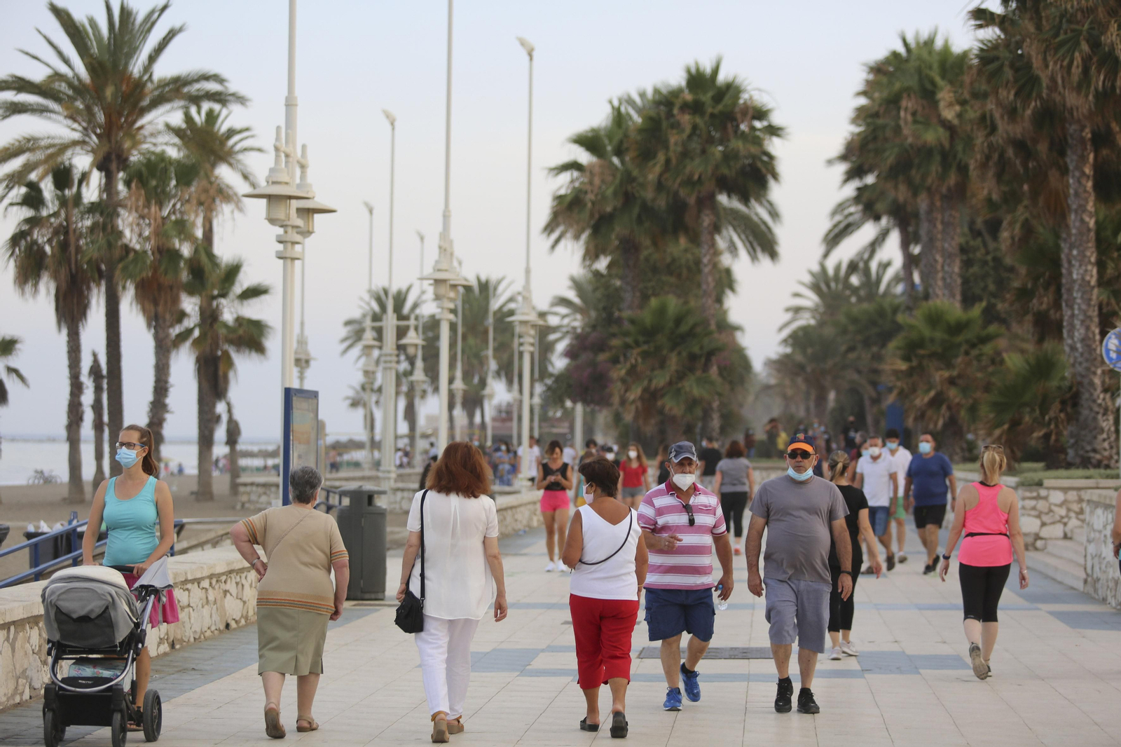 Solitaria noche de San Juan en las playas de Málaga, en fotos