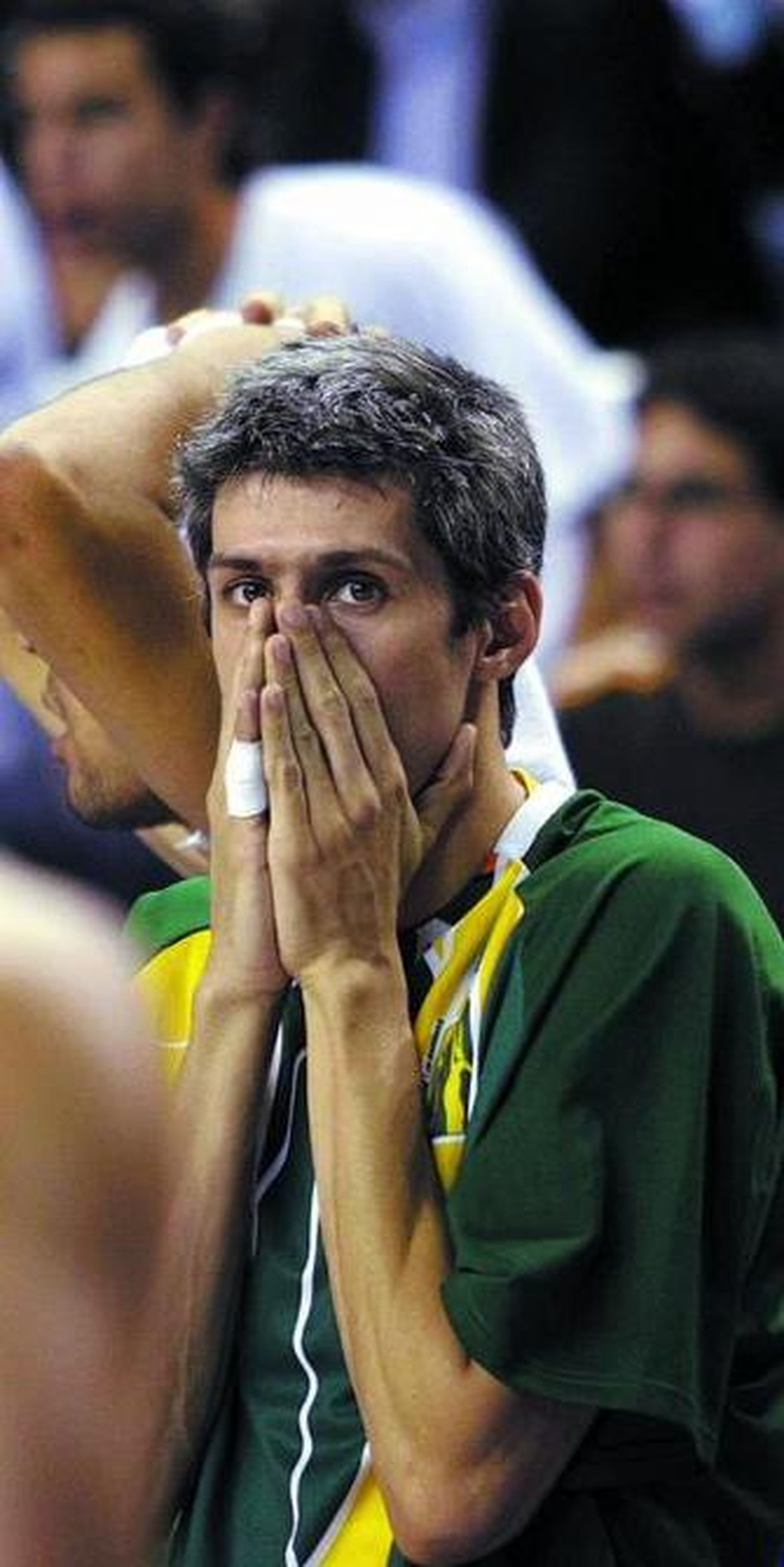 Sabaté se lleva las manos a la cara en señal de sorpresa.