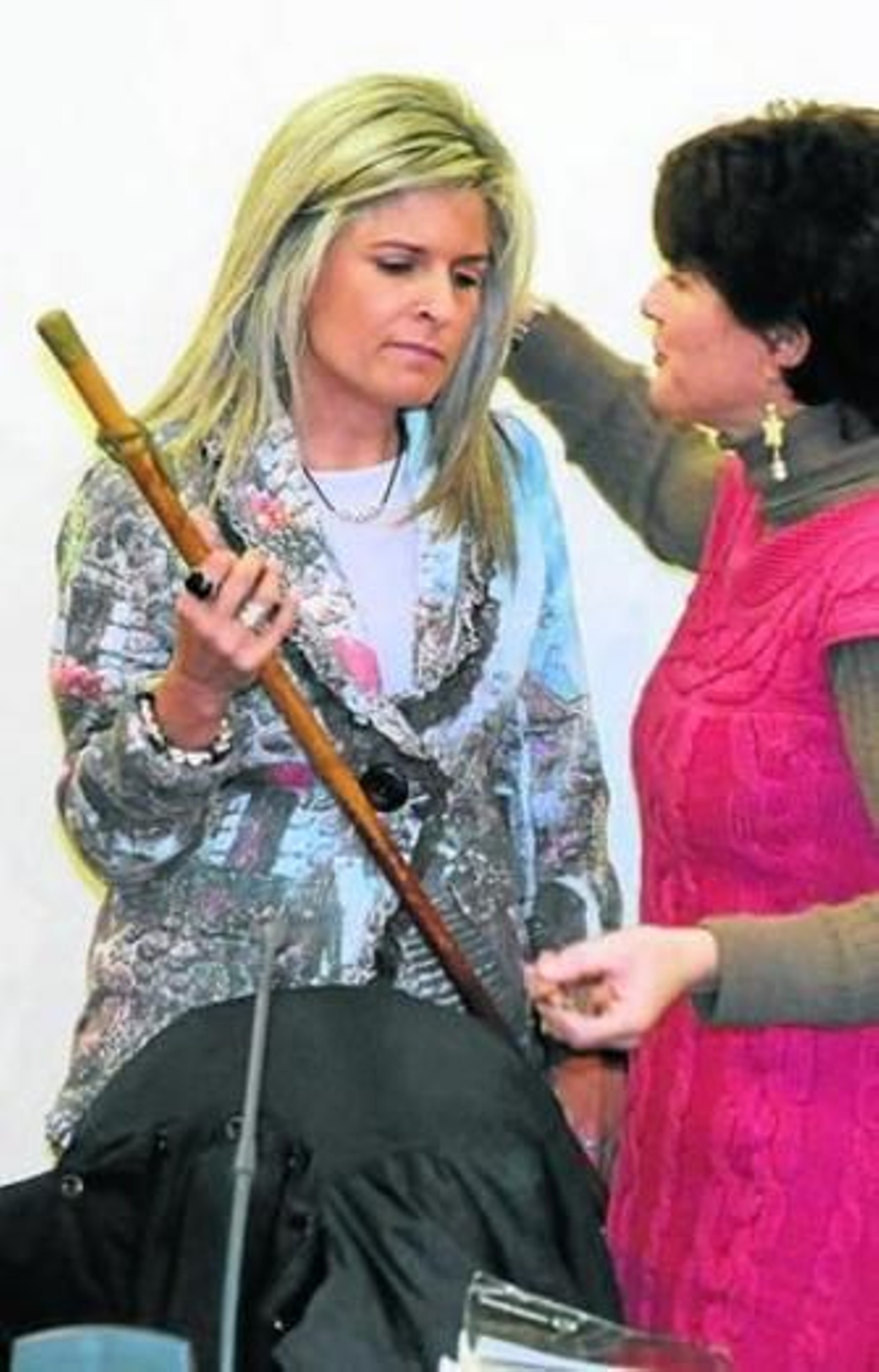 Ana Hermoso recibe el bastón de mando como nueva alcaldesa.