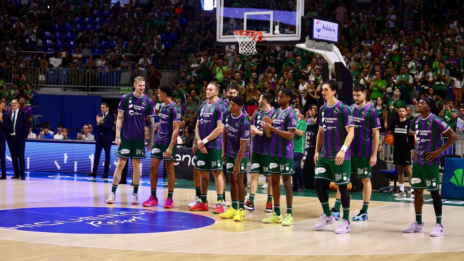 La fiesta previa del Unicaja: Subida de bandera, homenaje a Toñi García, nuevo videomarcador...