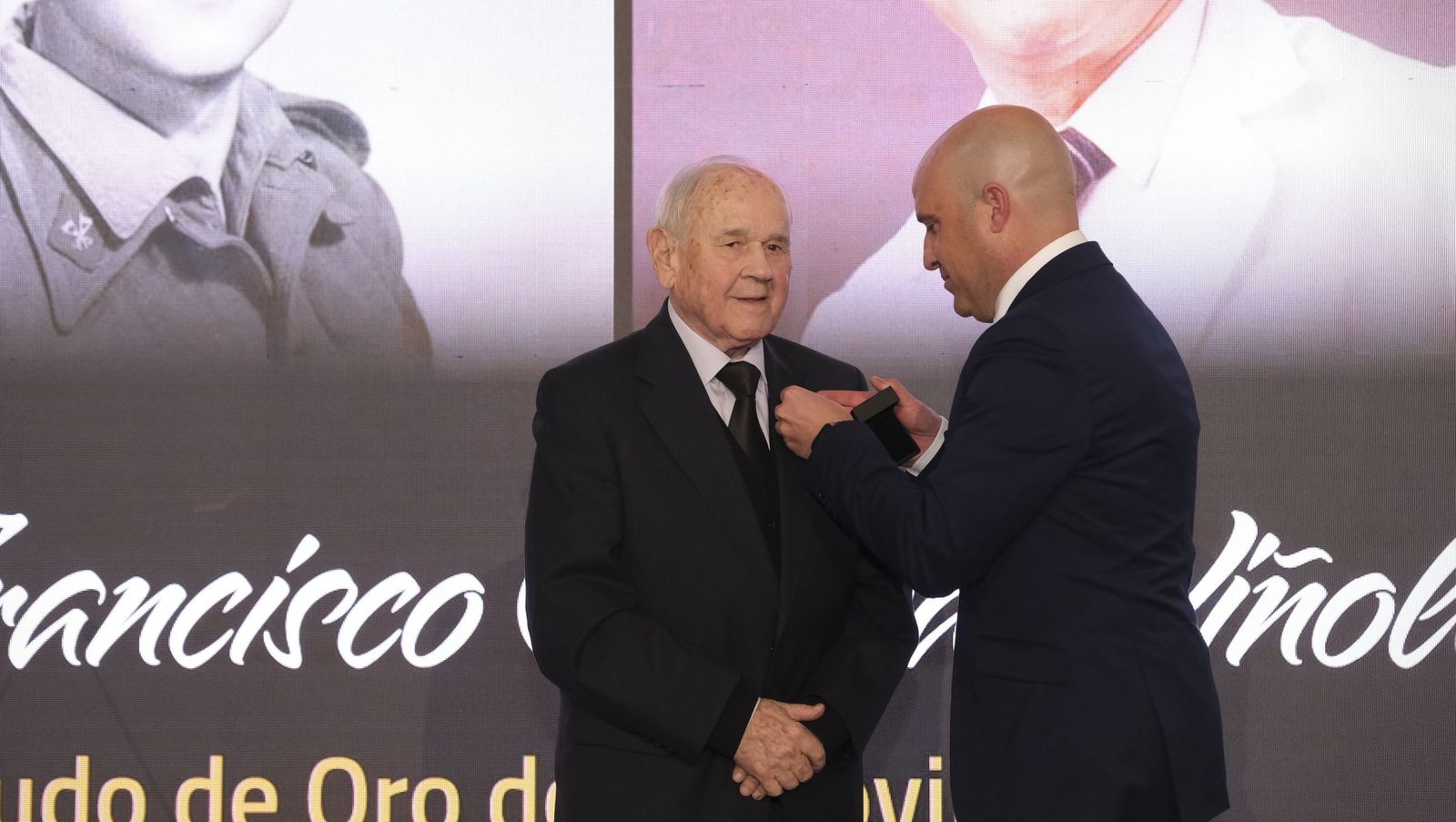 Las fotografías de la entrega del Escudo de Oro de la Provincia al Doctor Francisco Ortega Viñolo