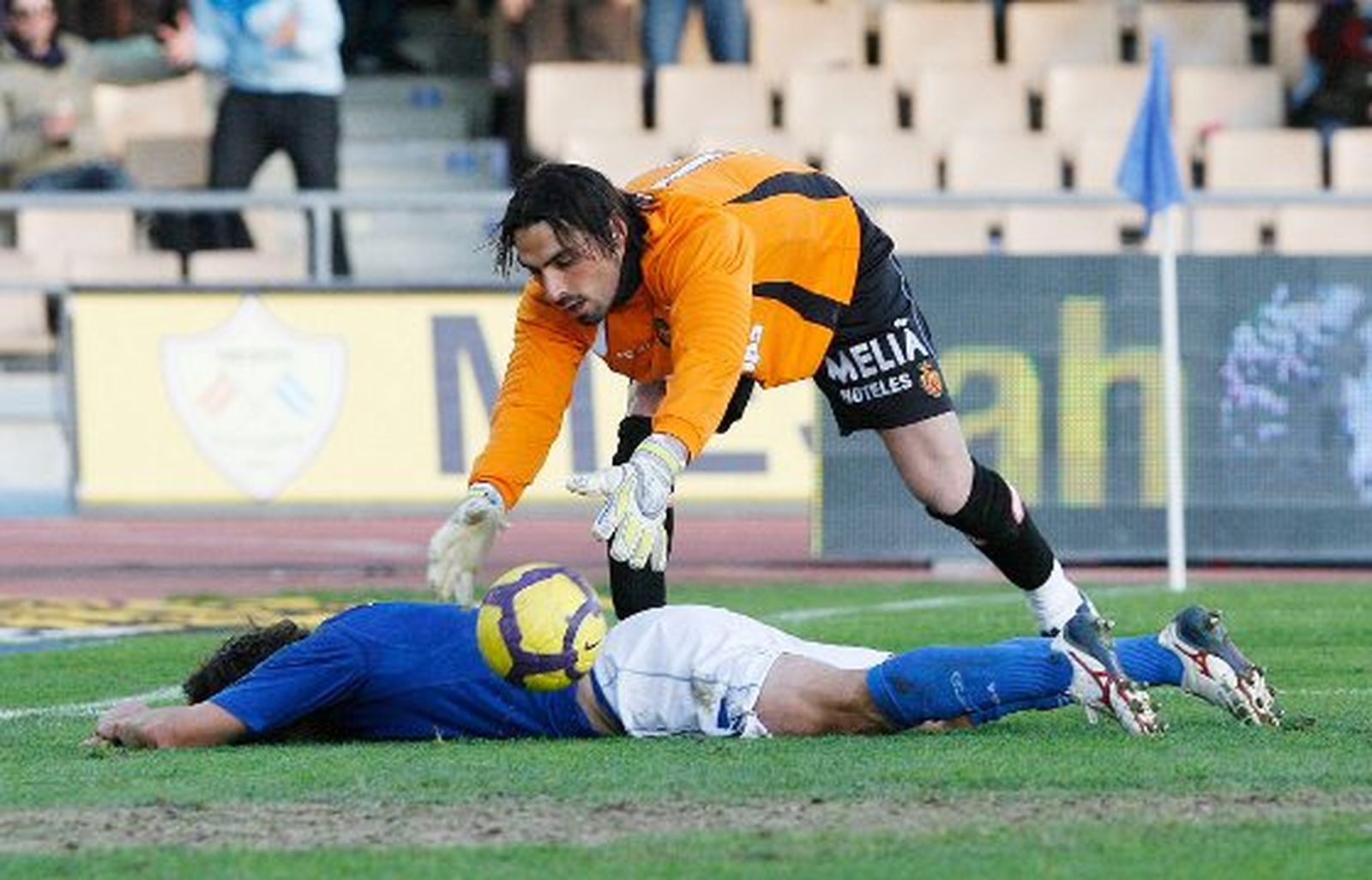 Aouate consoló a Mario Bermejo tras la ocasión fallada por el delantero cántabro. 

Foto: Pascual