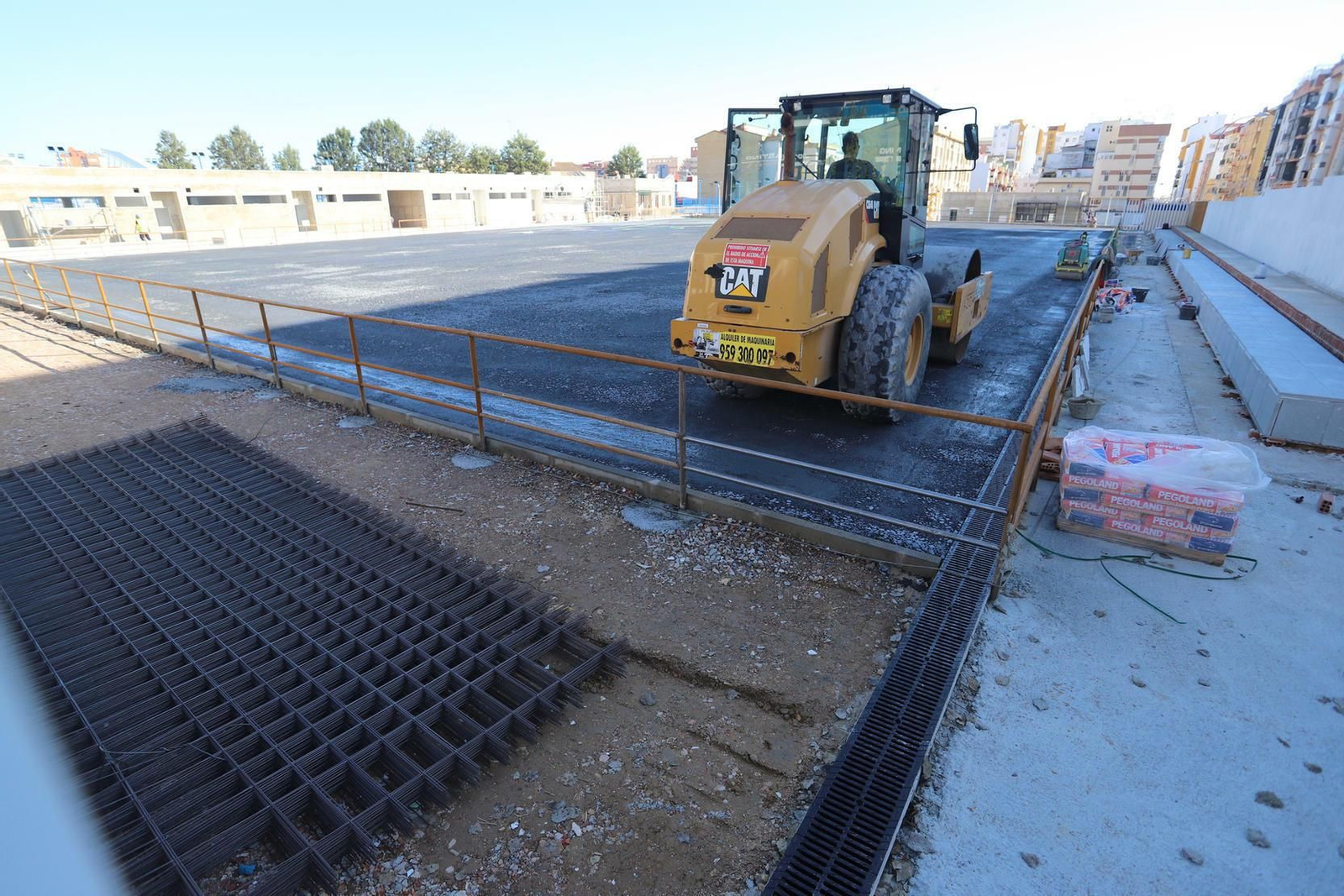 Una maquinaria realiza trabajos en la zona que ocupará el campo de fútbol 7 en el nuevo polideportivo Las Américas.