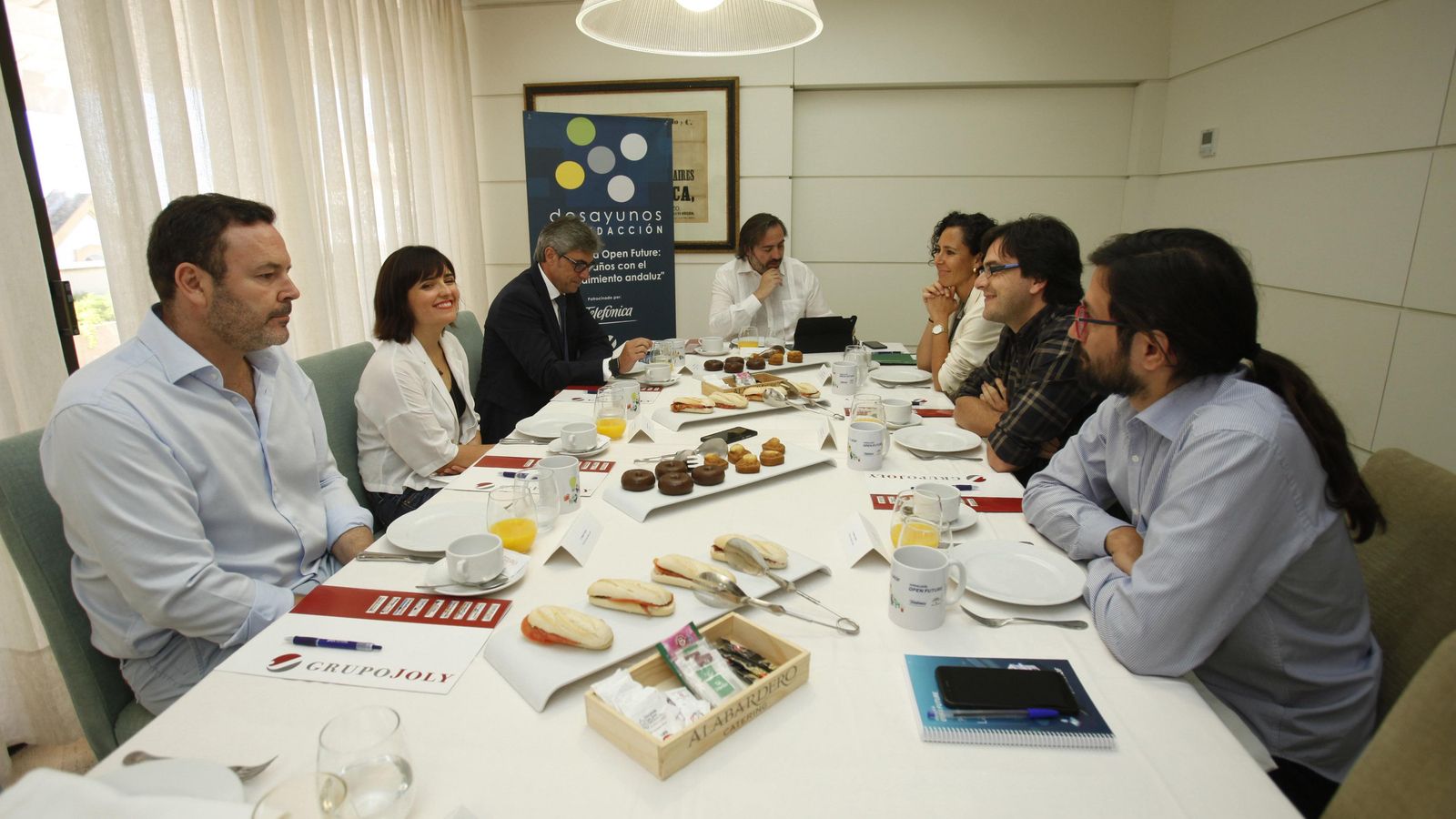Un momento del desayuno de redacción.