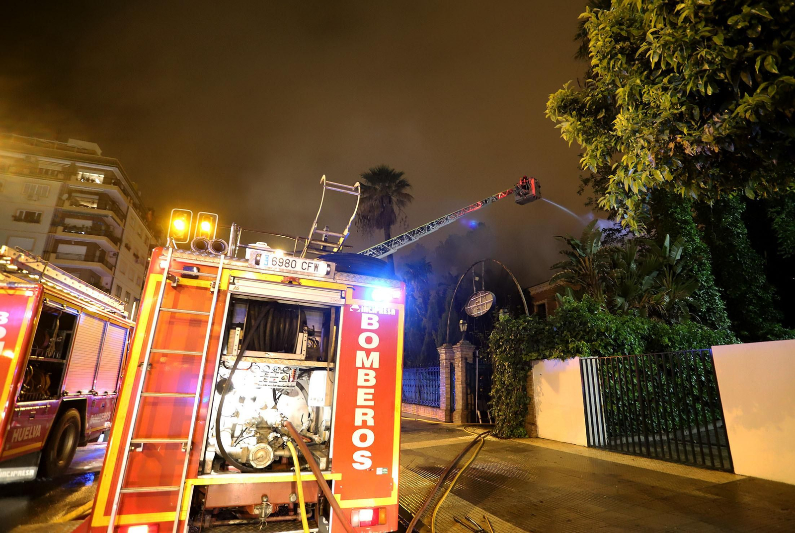 Imágenes del incendio del edificio de la Casona de Huelva en la Alameda