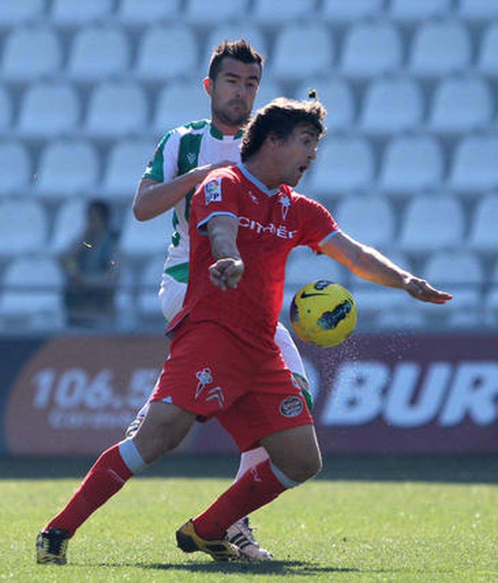 El Córdoba no puede coronar con una victoria su dominio ante el Celta de Vigo en el Arcángel (0-0). / José Martínez